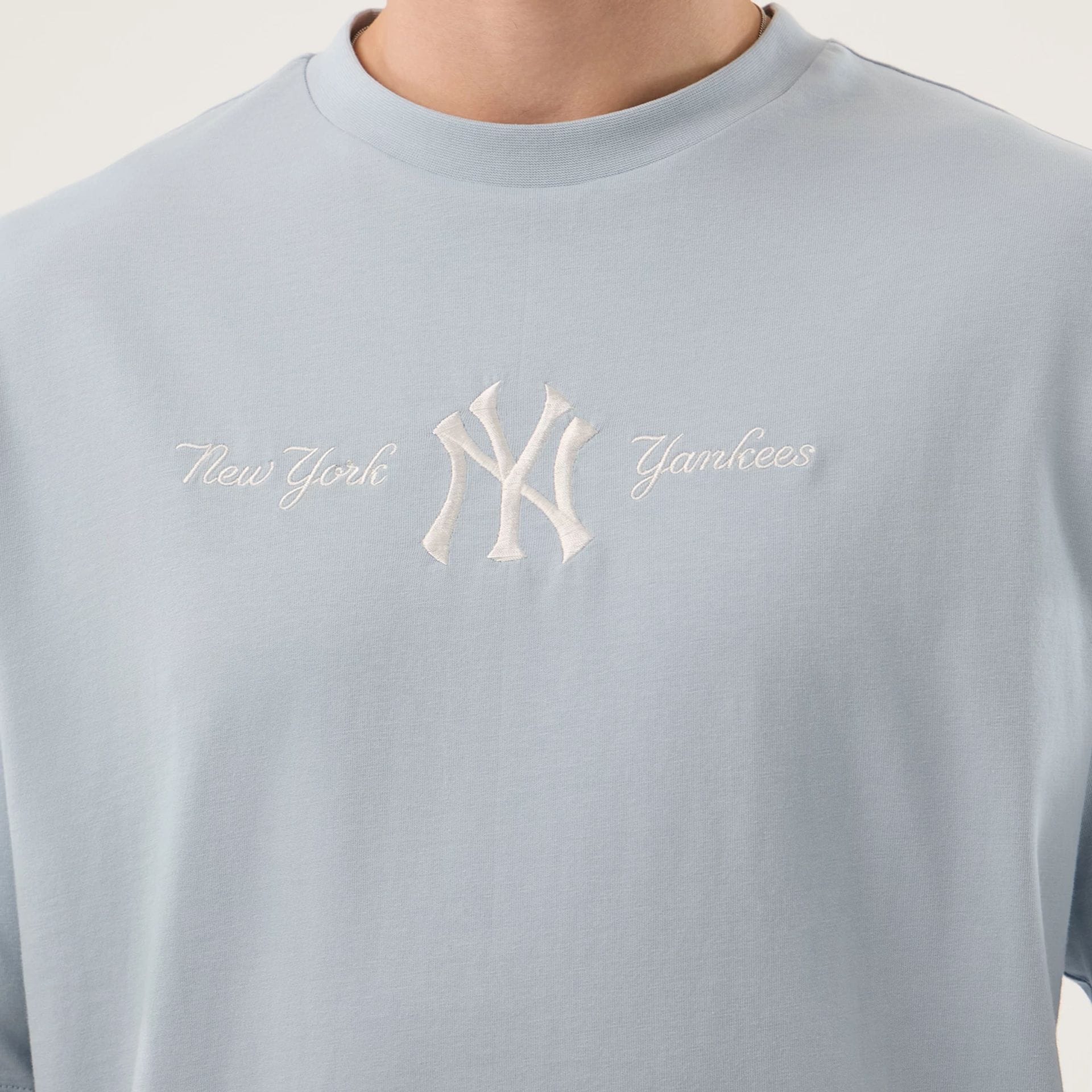 The model is wearing this MLB Script New York Yankees Oversized T-Shirt in pastel blue. 4