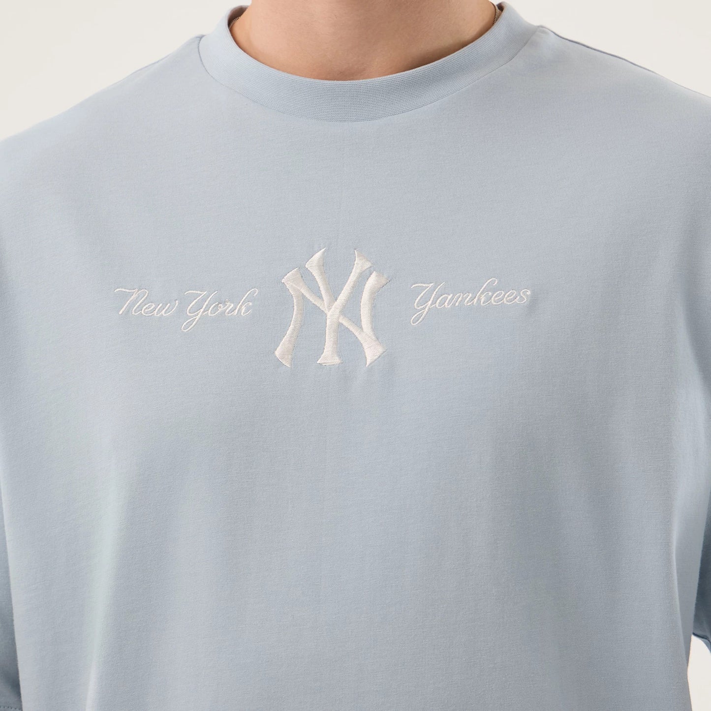 The model is wearing this MLB Script New York Yankees Oversized T-Shirt in pastel blue. 4