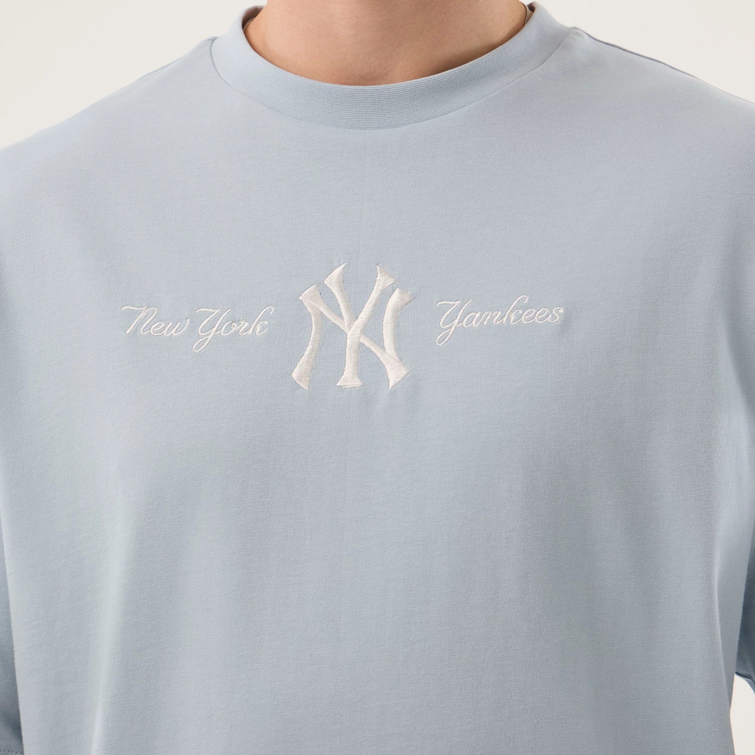 The model is wearing this MLB Script New York Yankees Oversized T-Shirt in pastel blue. 4