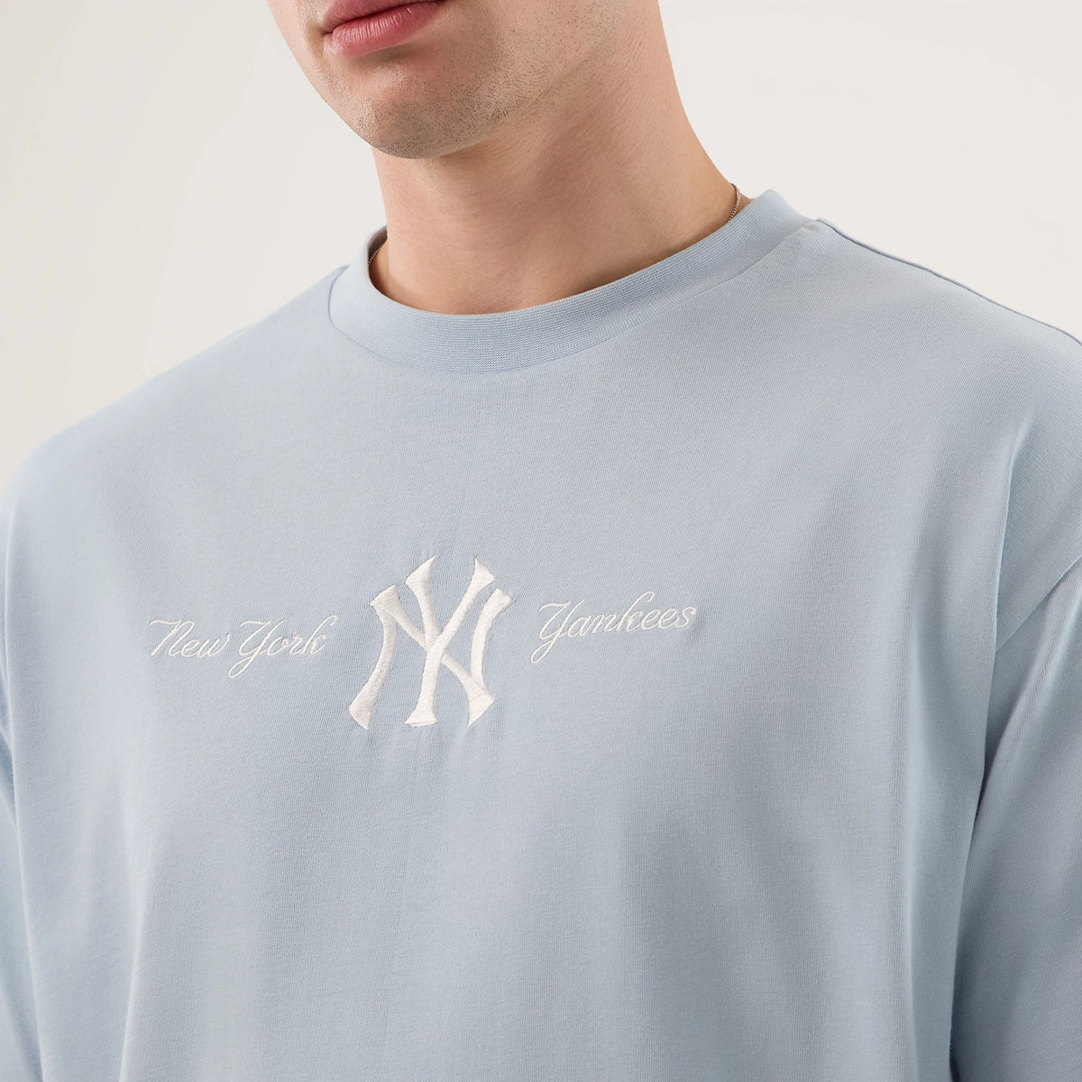 The model is wearing this MLB Script New York Yankees Oversized T-Shirt in pastel blue. 6