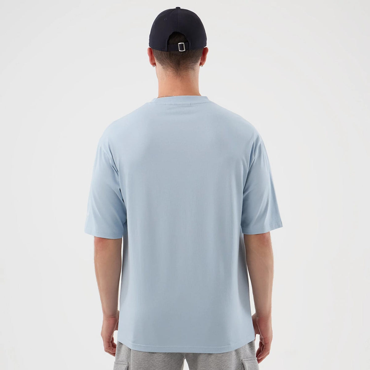 The model is wearing this MLB Script New York Yankees Oversized T-Shirt in pastel blue. 2