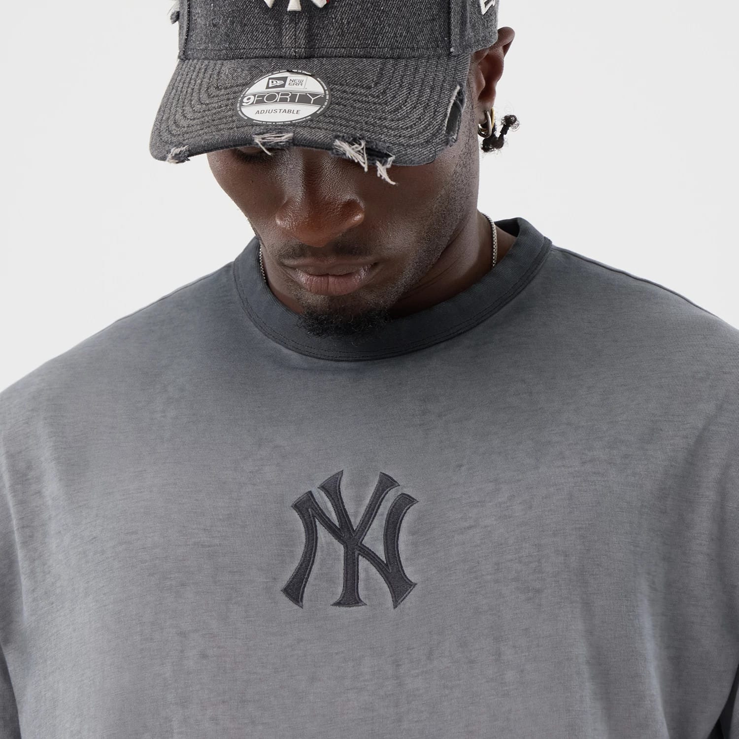 The model is wearing this MLB Washed Logo New York Yankees T-Shirt in black. 4
