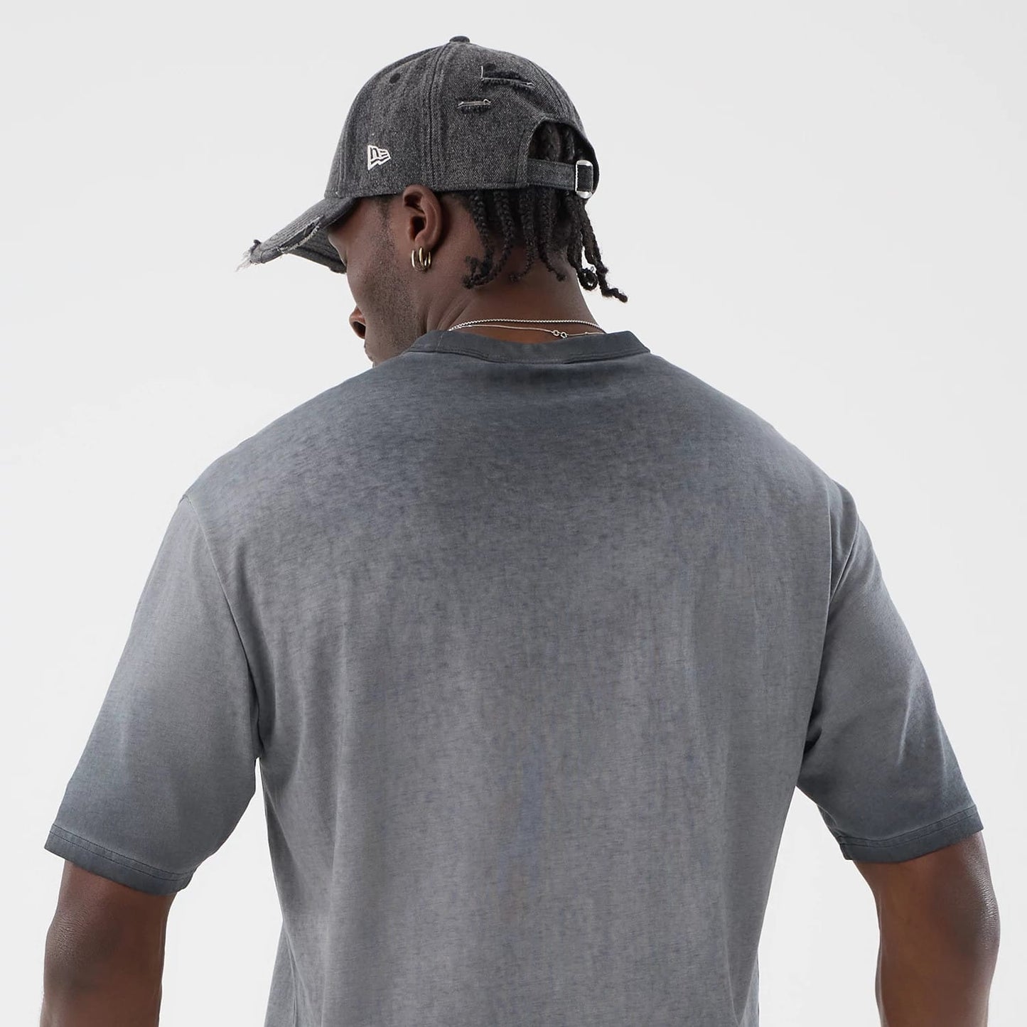 The model is wearing this MLB Washed Logo New York Yankees T-Shirt in black. 7