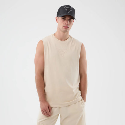 The model is wearing this NBA Core Plus Chicago Bulls Vest in light beige. 1