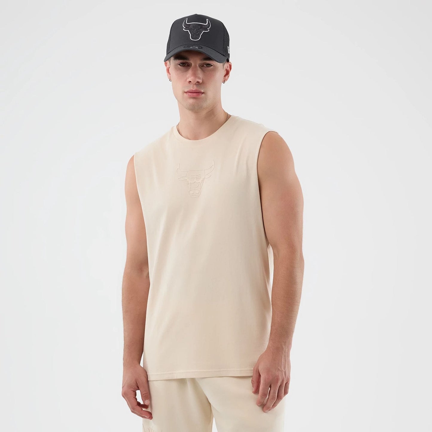 The model is wearing this NBA Core Plus Chicago Bulls Vest in light beige. 3