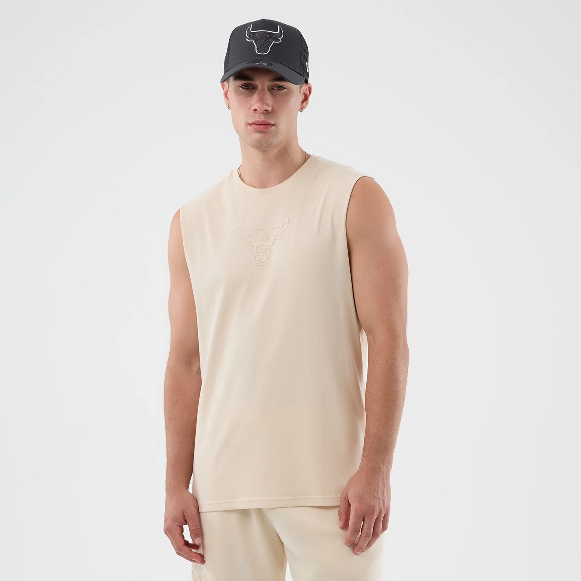 The model is wearing this NBA Core Plus Chicago Bulls Vest in light beige. 3