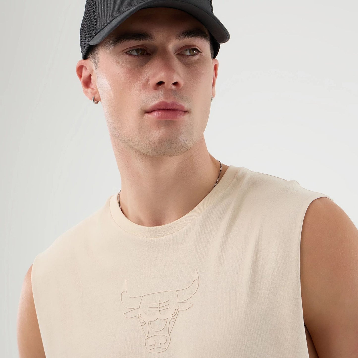 The model is wearing this NBA Core Plus Chicago Bulls Vest in light beige. 5