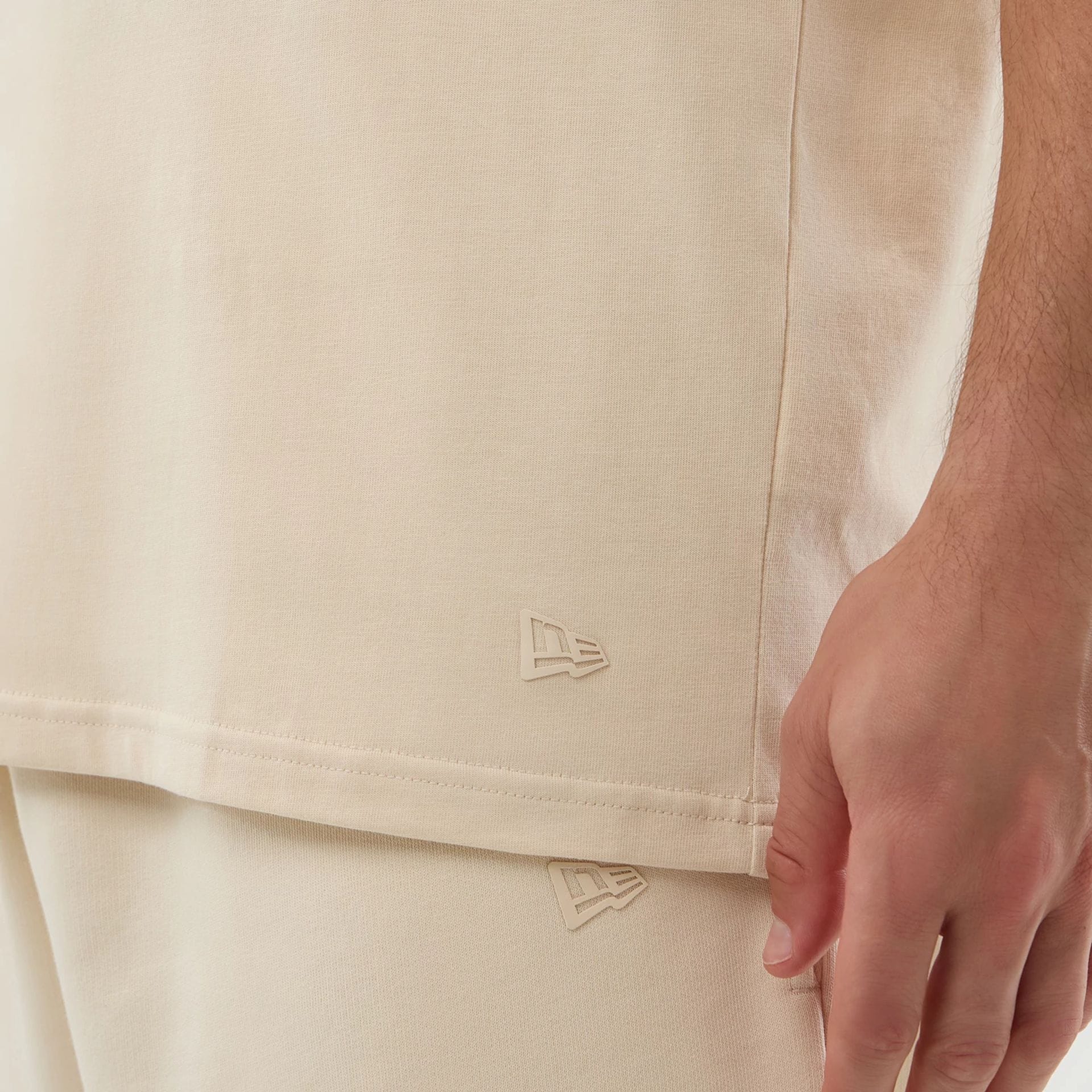 The model is wearing this NBA Core Plus Chicago Bulls Vest in light beige. 6