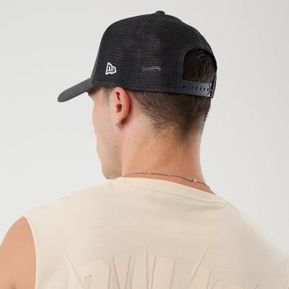 The model is wearing this NBA Core Plus Chicago Bulls Vest in light beige. 7