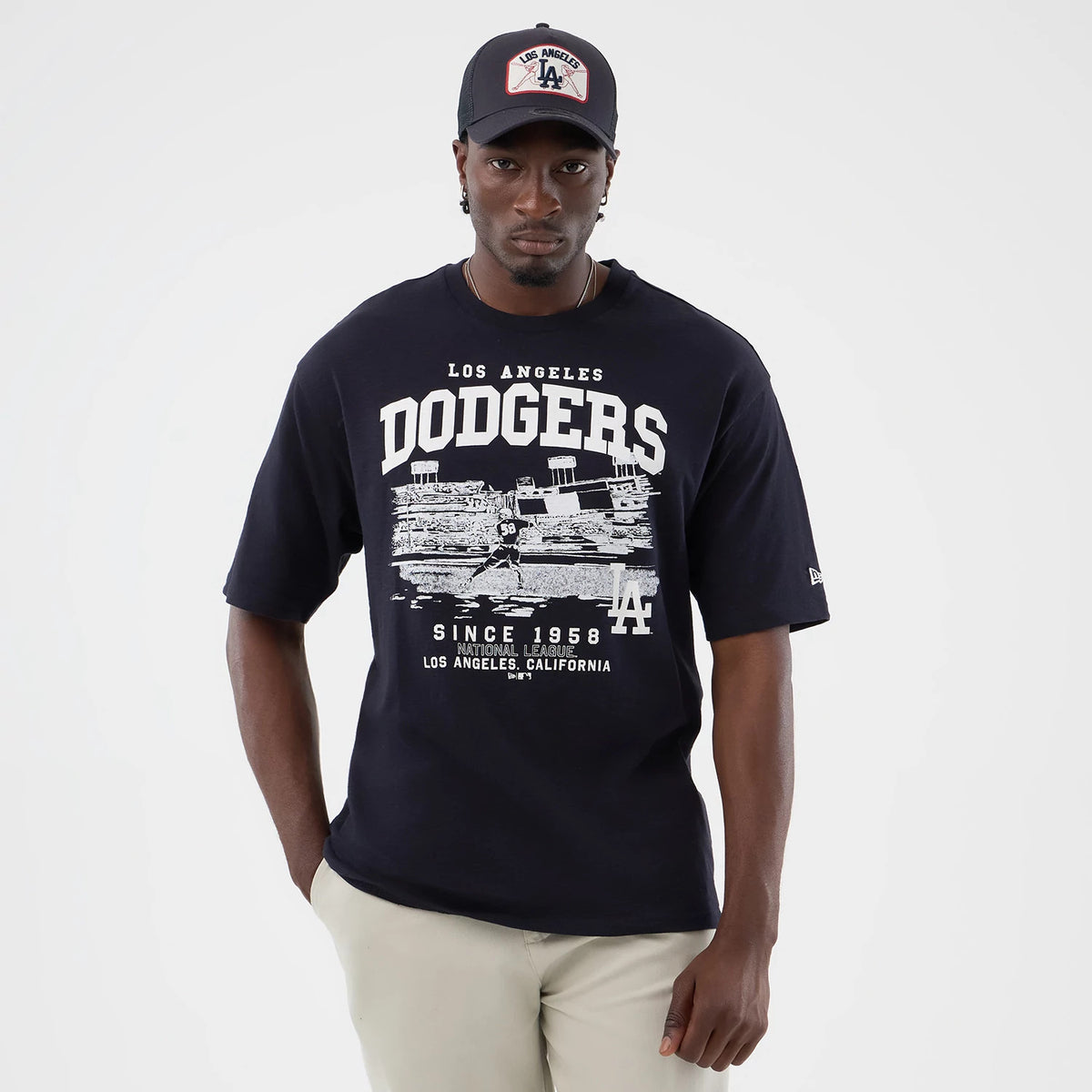 The model is wearing this MLB Slub LA Dodgers Oversized T-Shirt in navy. 1