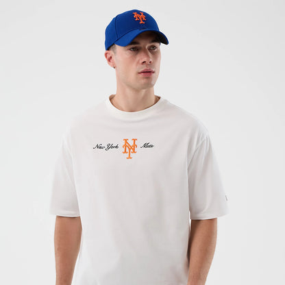 The model is wearing this MLB Script New York Mets Oversized T-Shirt in white. 4