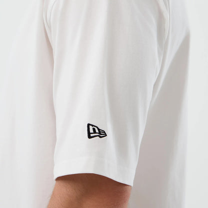 The model is wearing this MLB Script New York Mets Oversized T-Shirt in white. 7