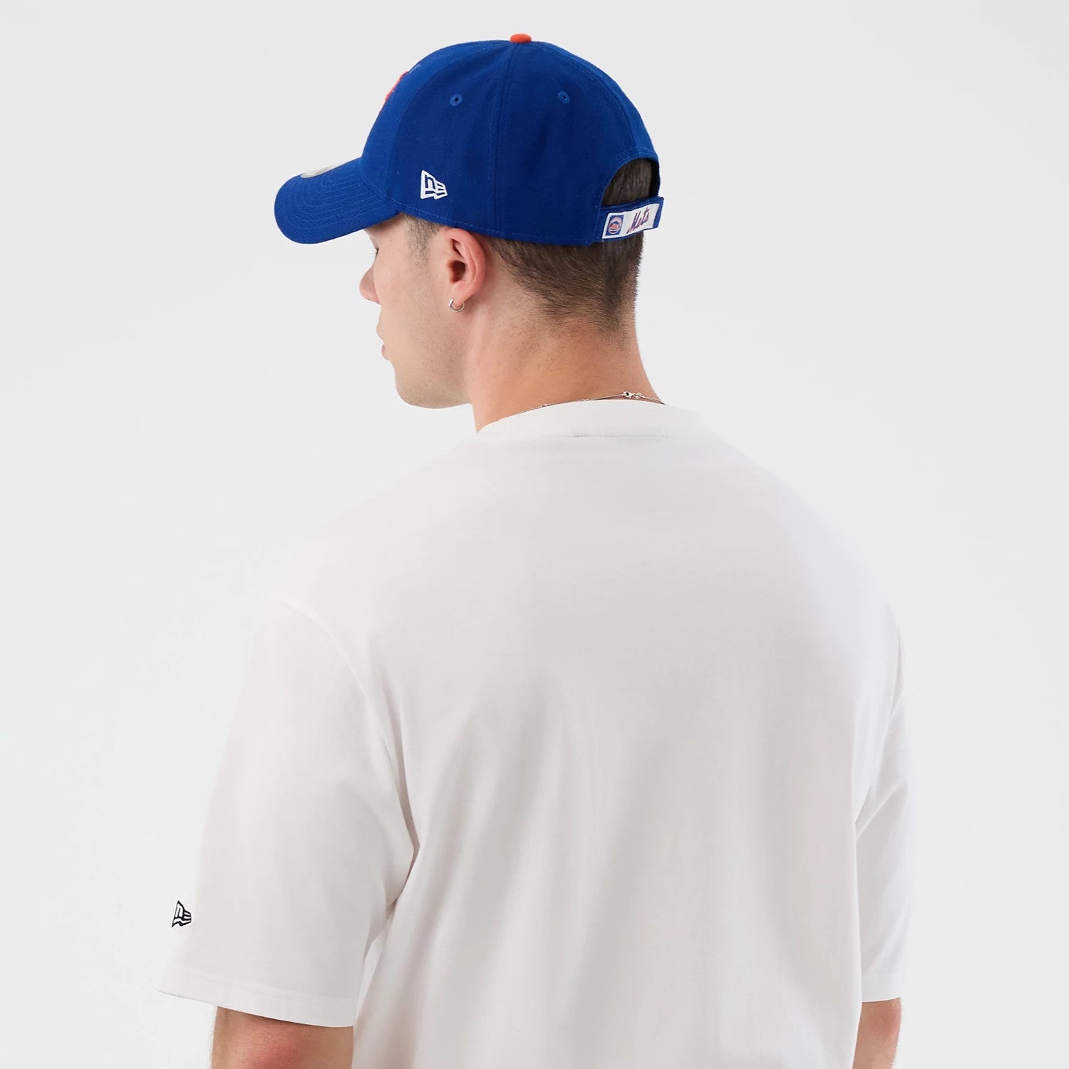 The model is wearing this MLB Script New York Mets Oversized T-Shirt in white. 6