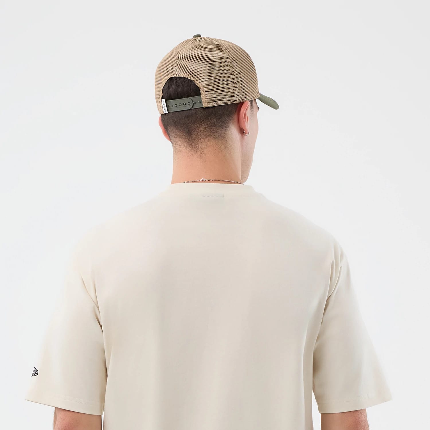 The model is wearing this New Era Dessert Graphic Oversized T-Shirt in light beige. 8