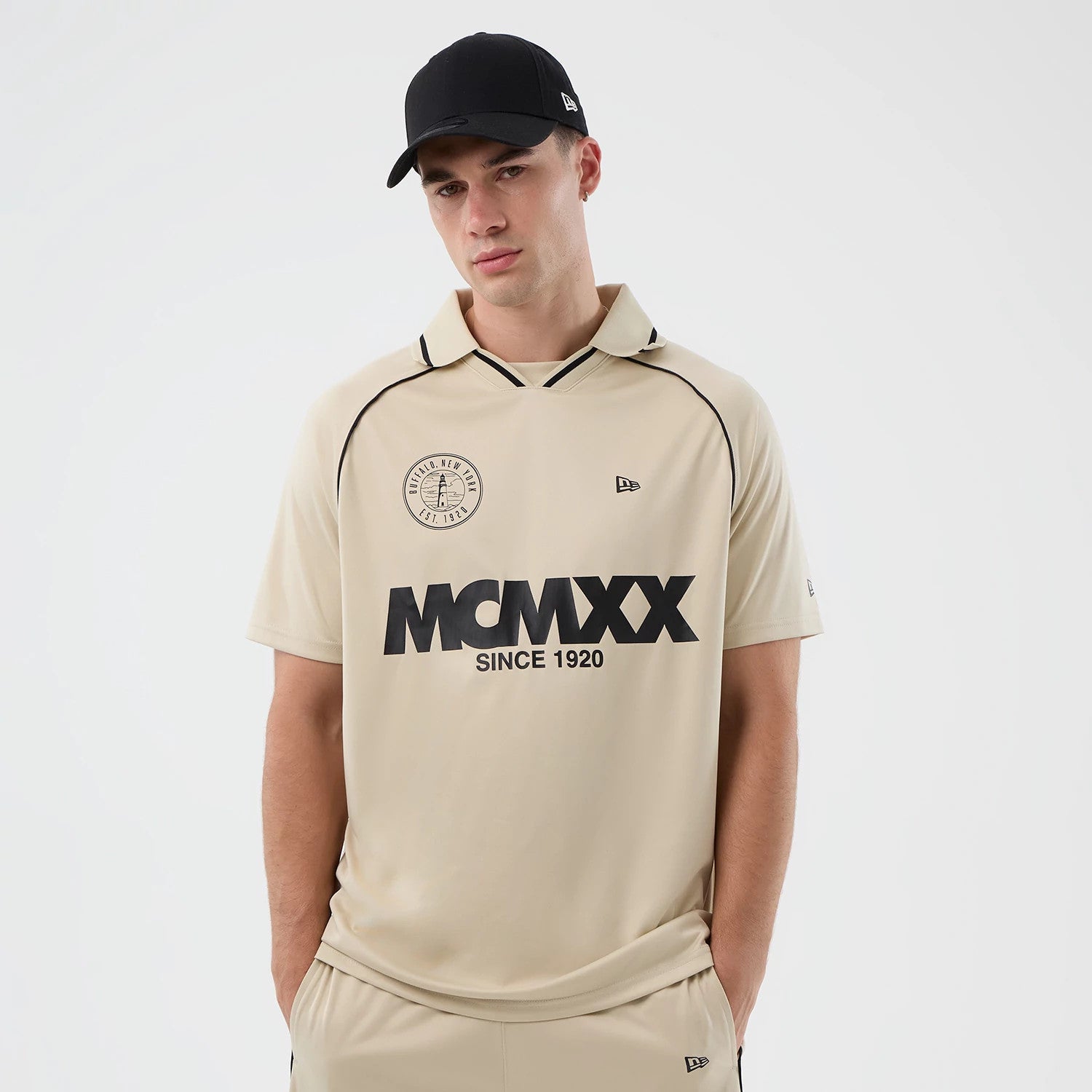 The model is wearing this New Era Football T-Shirt in light beige. 3