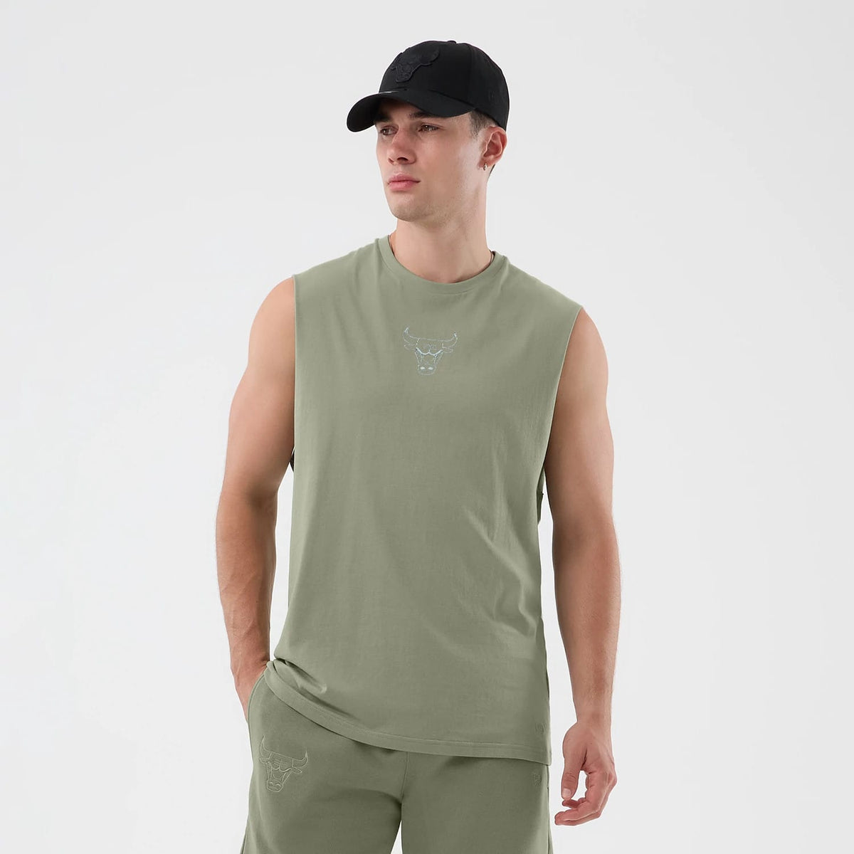 The model is wearing this NBA League Essential Chicago Bulls Vest in pastel green. 4