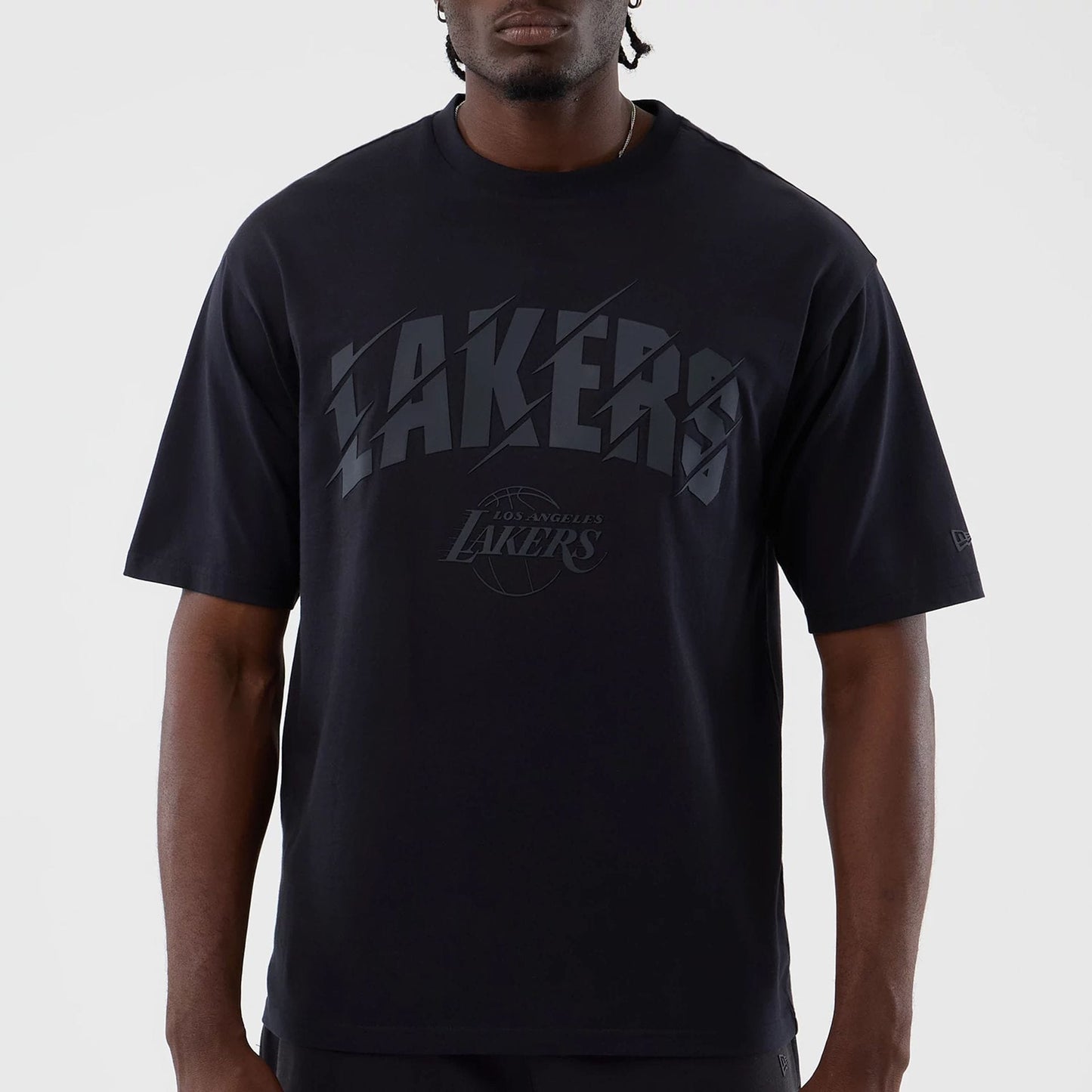 The model is wearing this NBA Core Plus LA Lakers Oversized T-Shirt in navy. 3