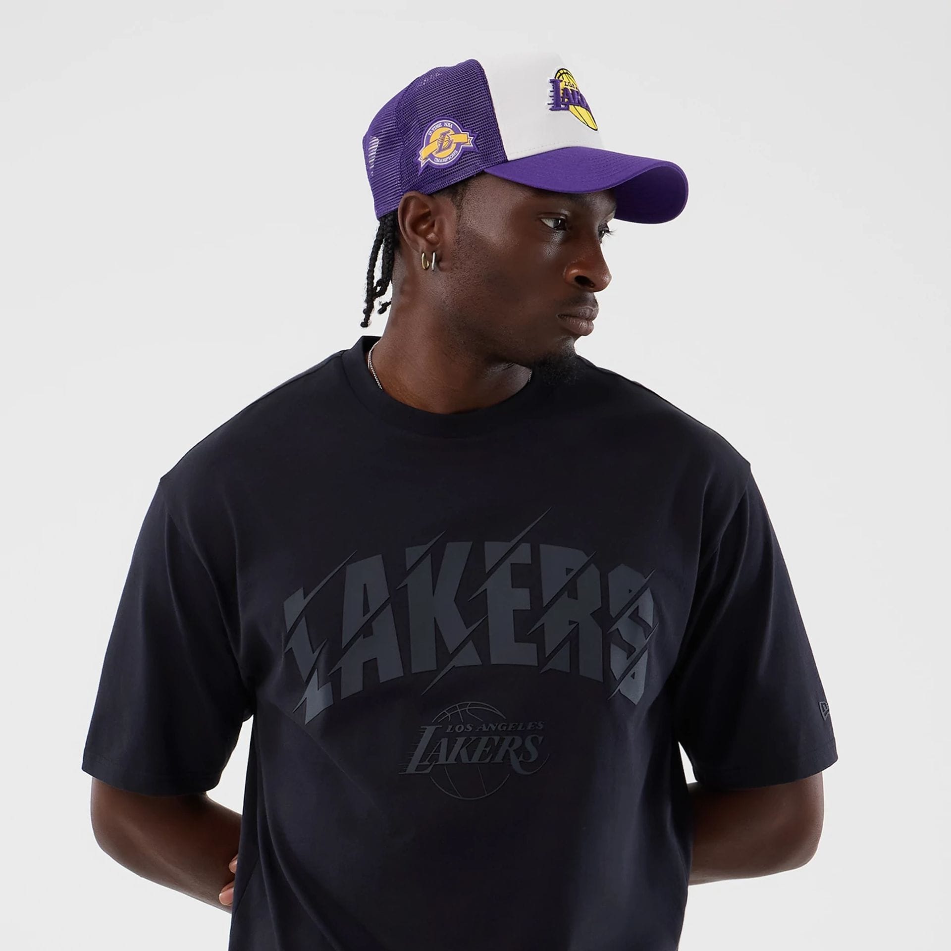 The model is wearing this NBA Core Plus LA Lakers Oversized T-Shirt in navy. 6