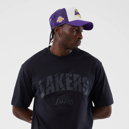 The model is wearing this NBA Core Plus LA Lakers Oversized T-Shirt in navy. 6