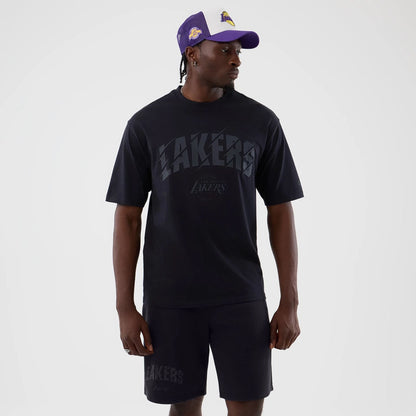 The model is wearing this NBA Core Plus LA Lakers Oversized T-Shirt in navy. 1