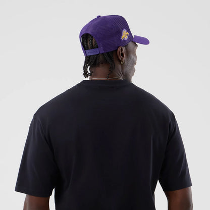 The model is wearing this NBA Core Plus LA Lakers Oversized T-Shirt in navy. 7