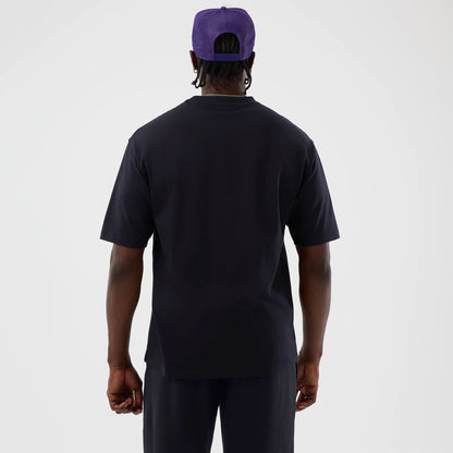 The model is wearing this NBA Core Plus LA Lakers Oversized T-Shirt in navy. 2