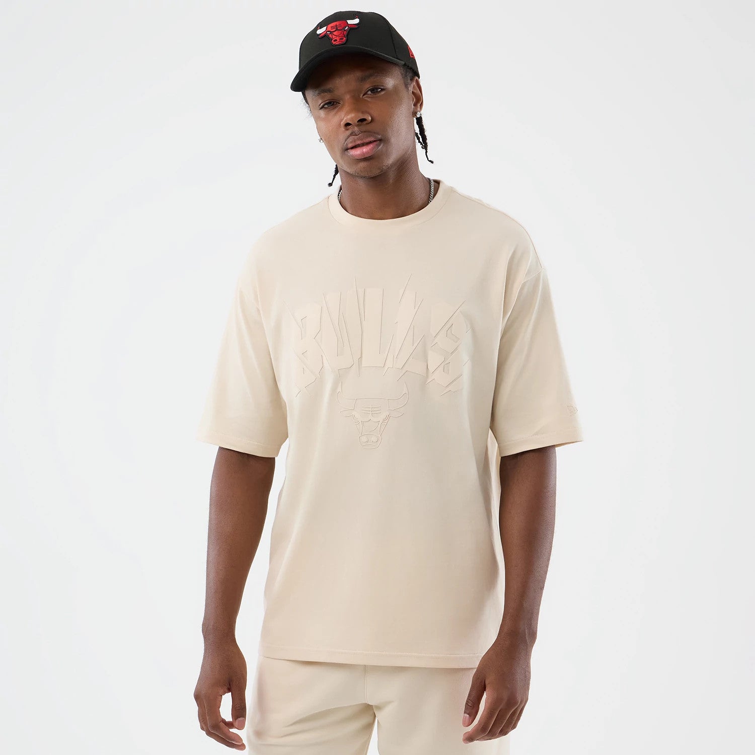 The model is wearing this NBA Core Plus Chicago Bulls Oversized T-Shirt in light beige. 3
