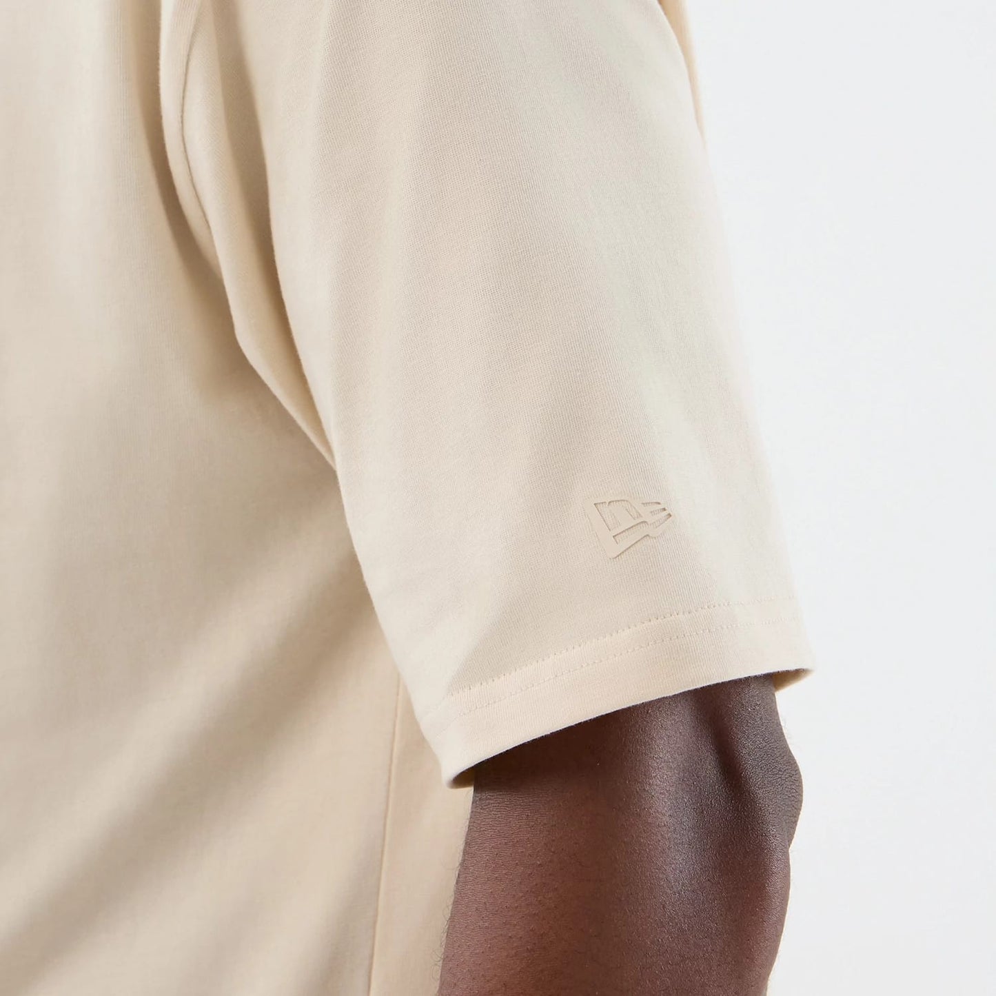 The model is wearing this NBA Core Plus Chicago Bulls Oversized T-Shirt in light beige. 6