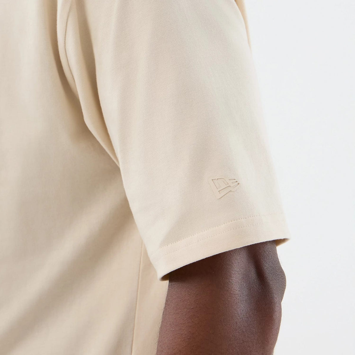 The model is wearing this NBA Core Plus Chicago Bulls Oversized T-Shirt in light beige. 6