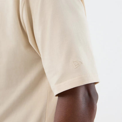 The model is wearing this NBA Core Plus Chicago Bulls Oversized T-Shirt in light beige. 6