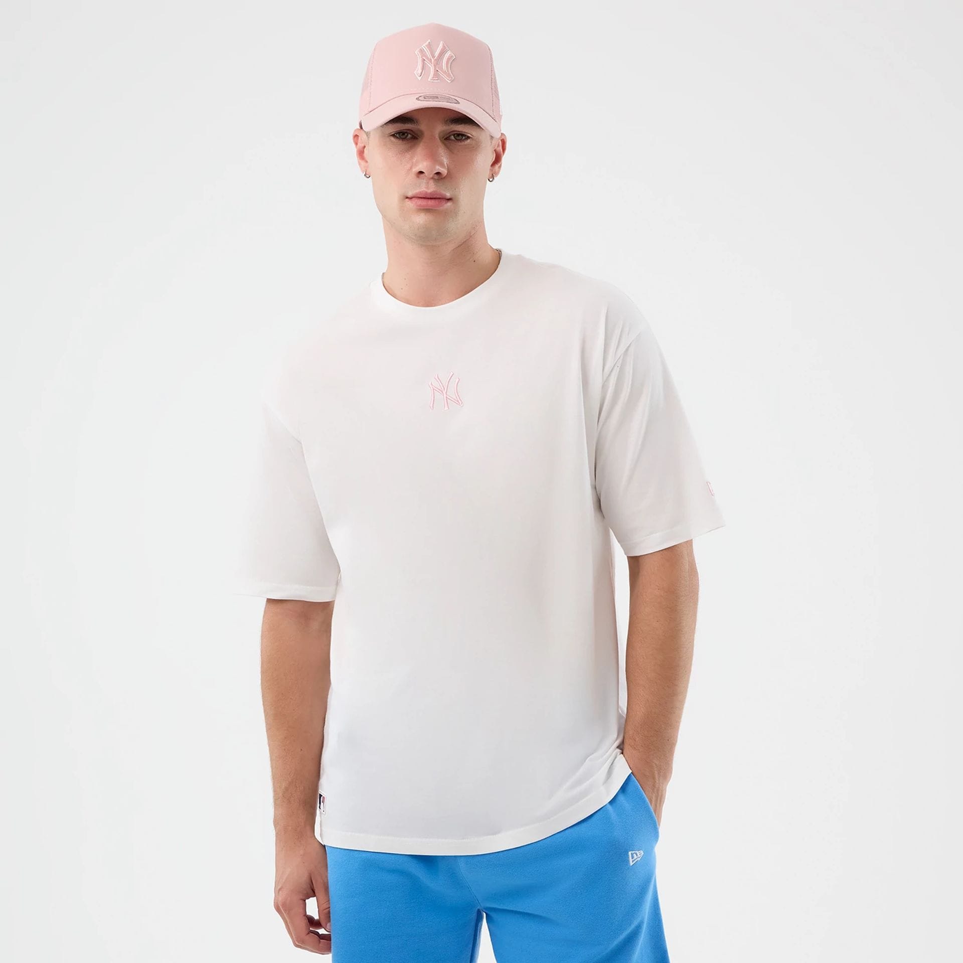The model is wearing this MLB League Essential New York Yankees Oversized T-Shirt in white. 3