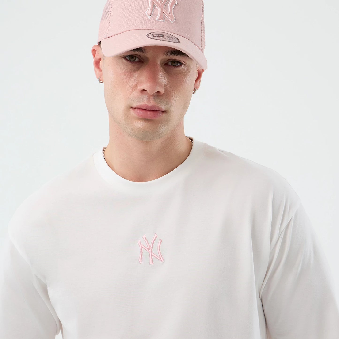 The model is wearing this MLB Midi League Essential New York Yankees Oversized T-Shirt in white. 5