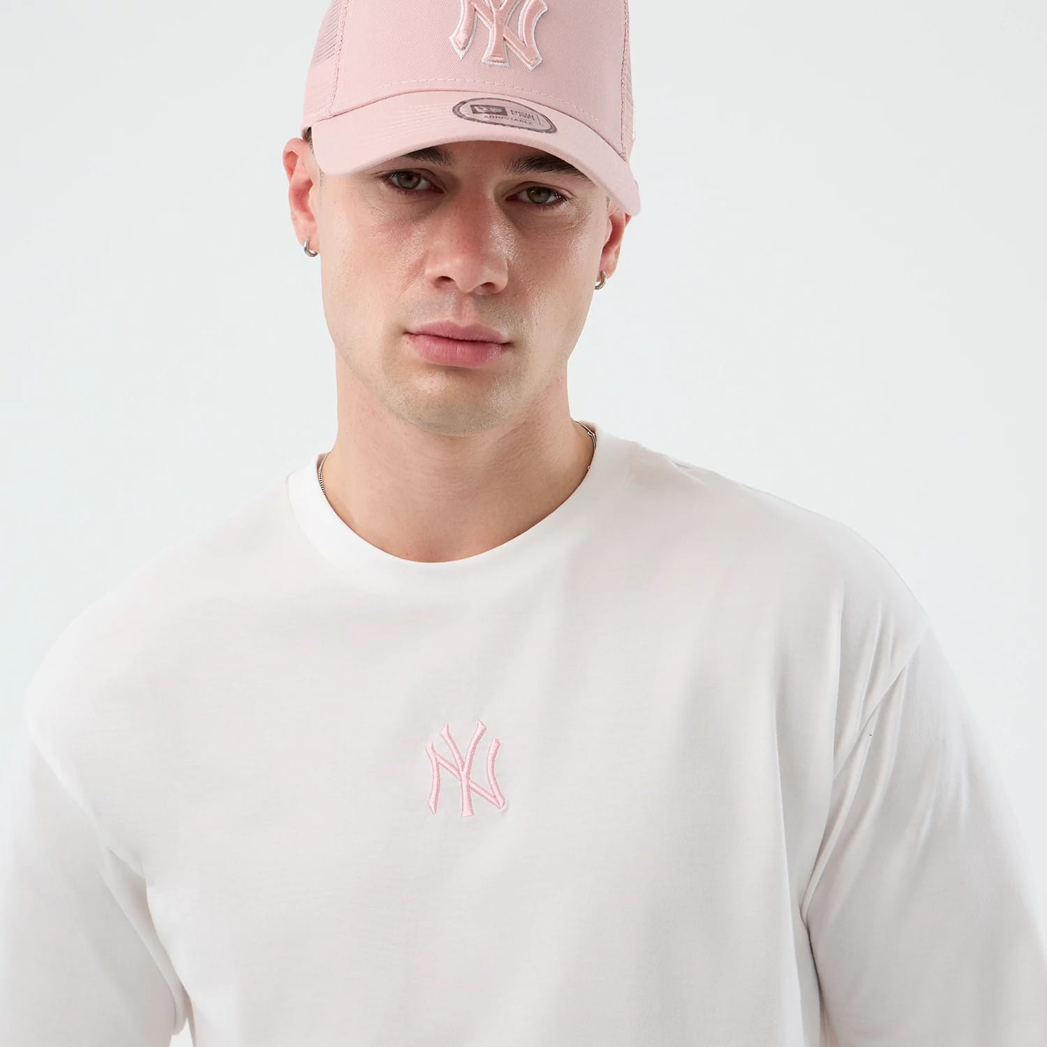 The model is wearing this MLB Midi League Essential New York Yankees Oversized T-Shirt in white. 5