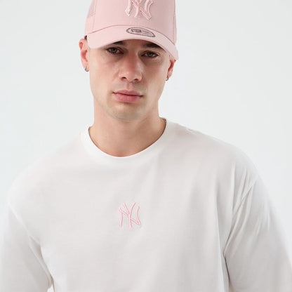 The model is wearing this MLB Midi League Essential New York Yankees Oversized T-Shirt in white. 5