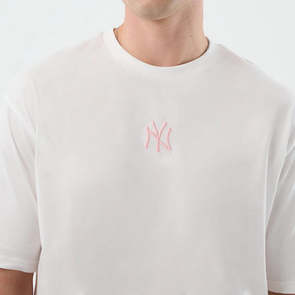 The model is wearing this MLB Midi League Essential New York Yankees Oversized T-Shirt in white. 6