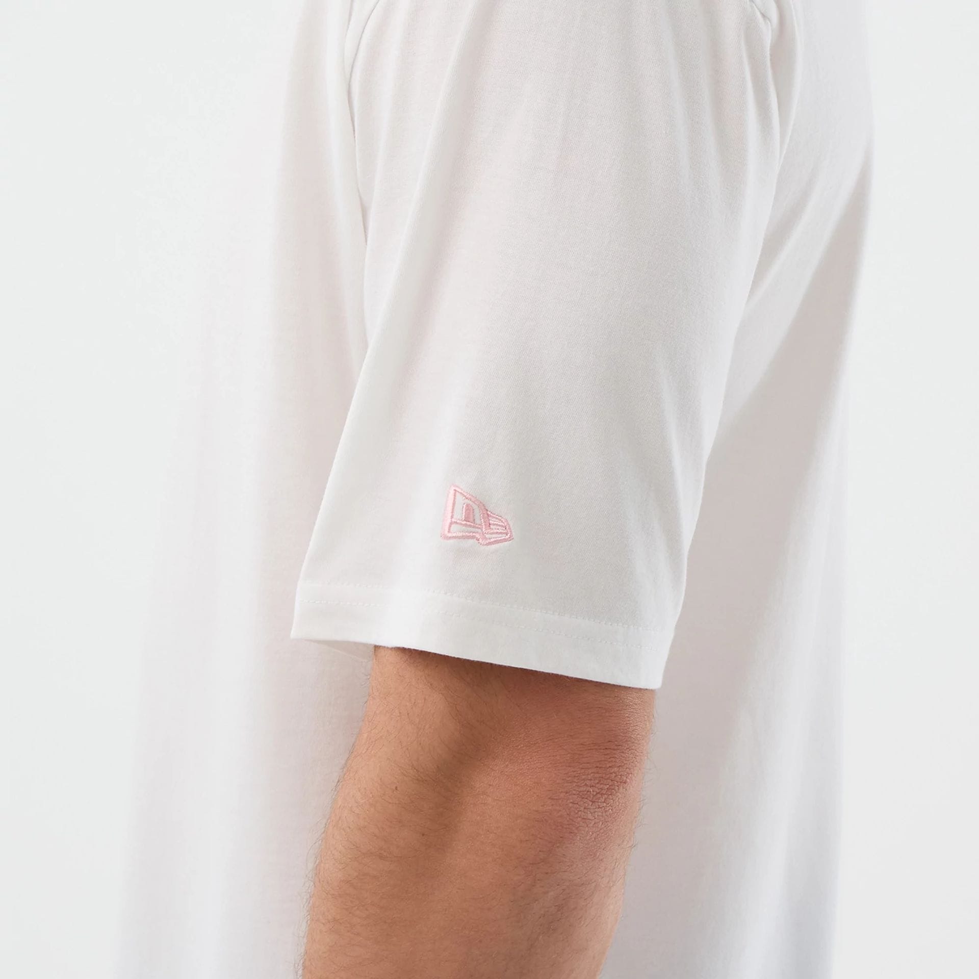 The model is wearing this MLB League Essential New York Yankees Oversized T-Shirt in white. 7