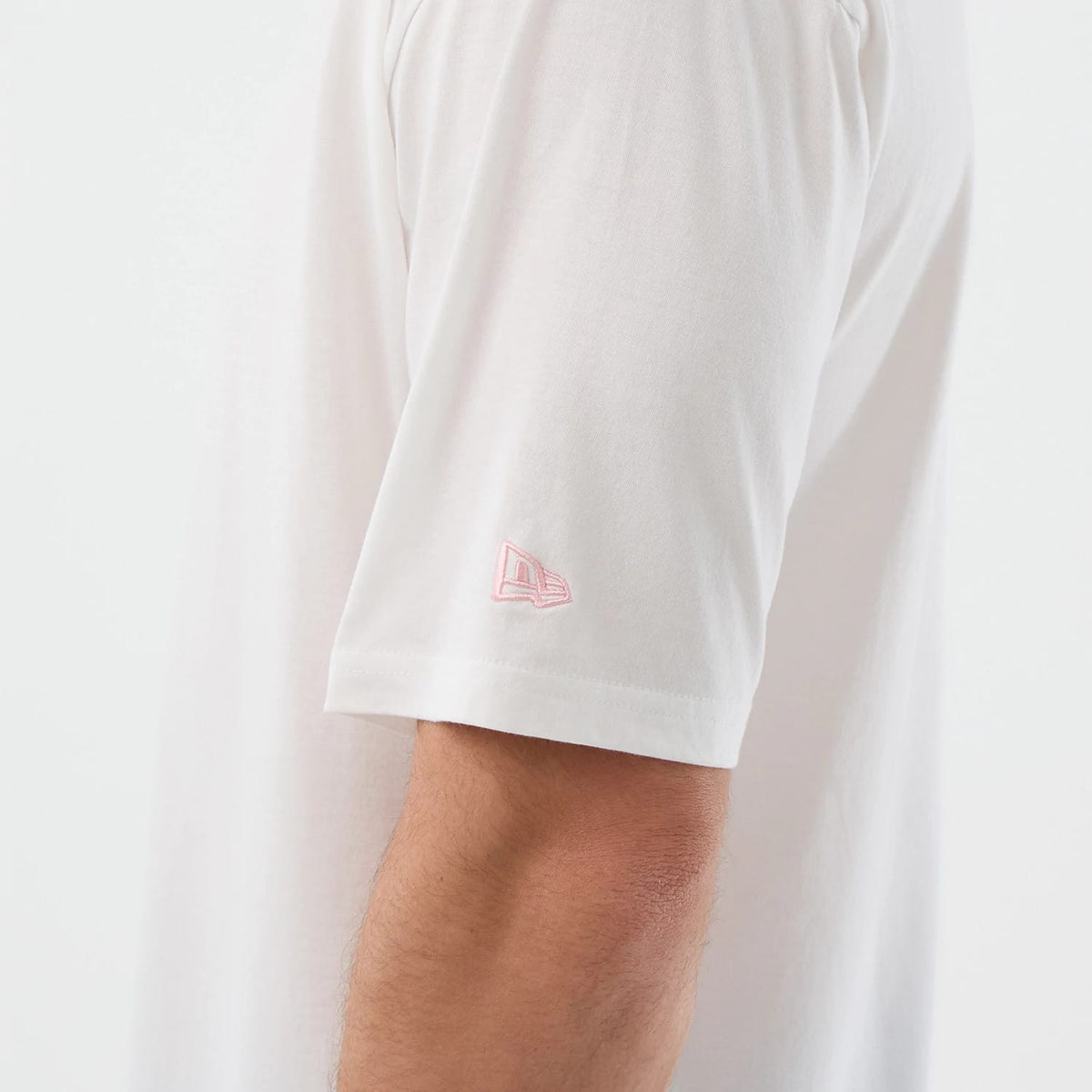 The model is wearing this MLB Midi League Essential New York Yankees Oversized T-Shirt in white. 7
