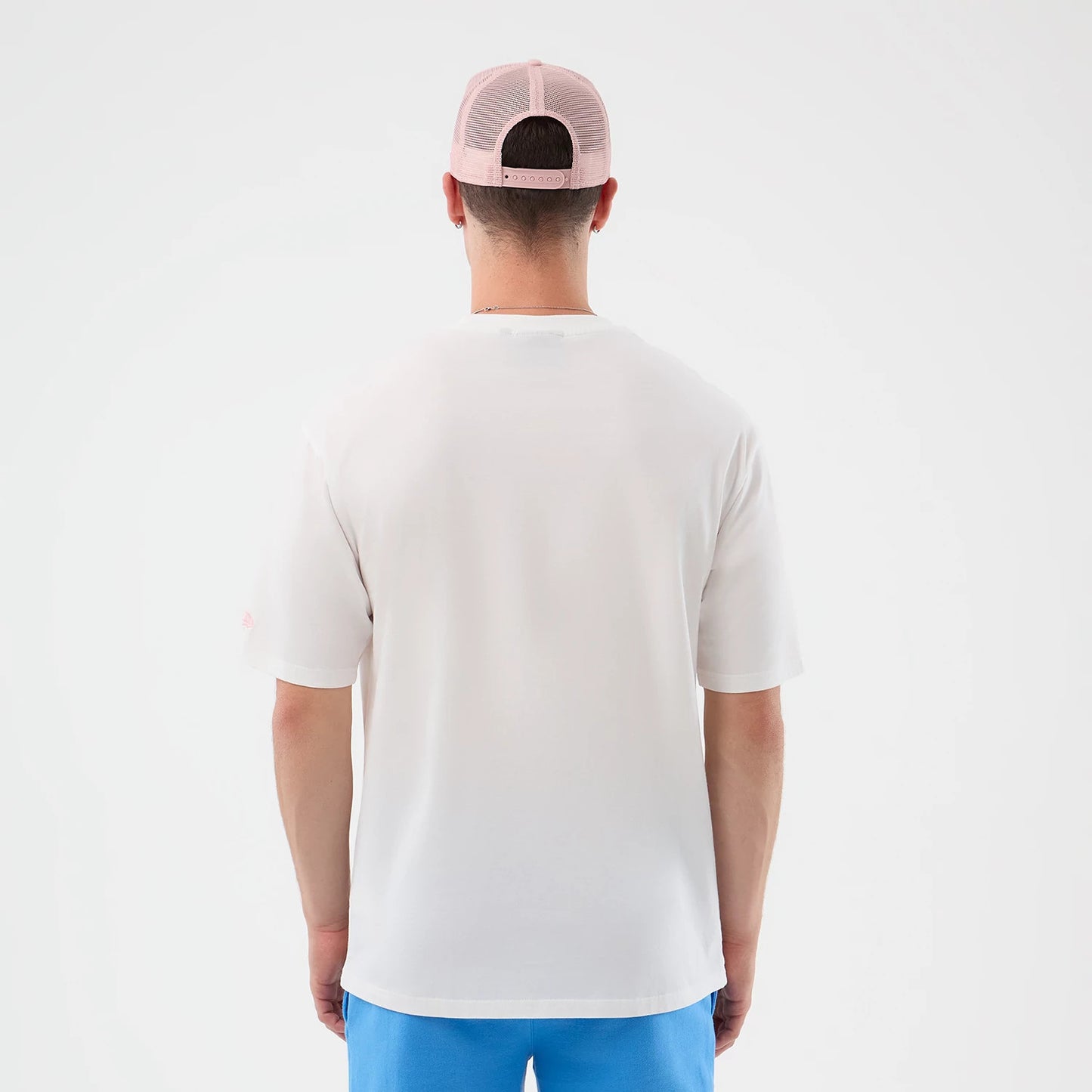 The model is wearing this MLB Midi League Essential New York Yankees Oversized T-Shirt in white. 2