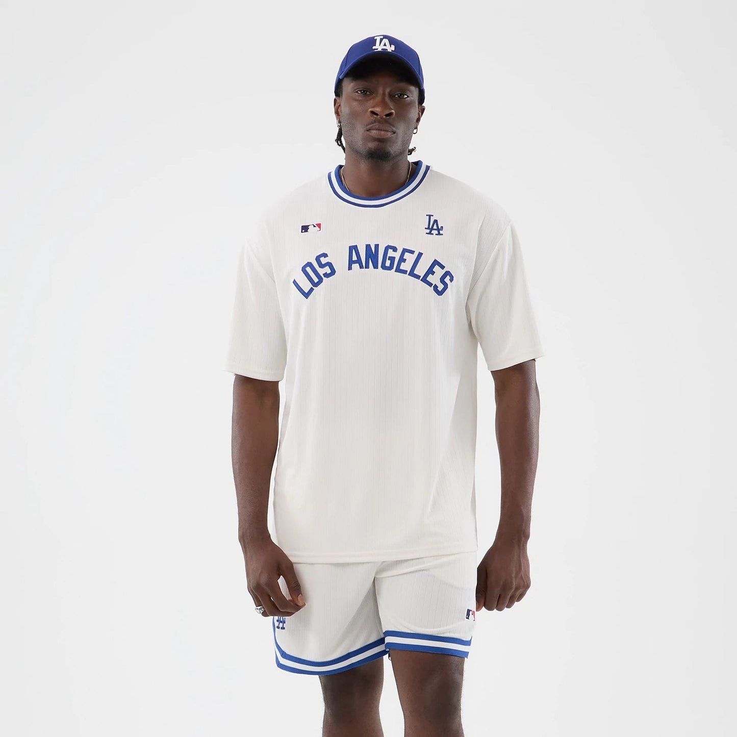 The model is wearing this MLB Arch LA Dodgers Oversized T-Shirt in open white. 1