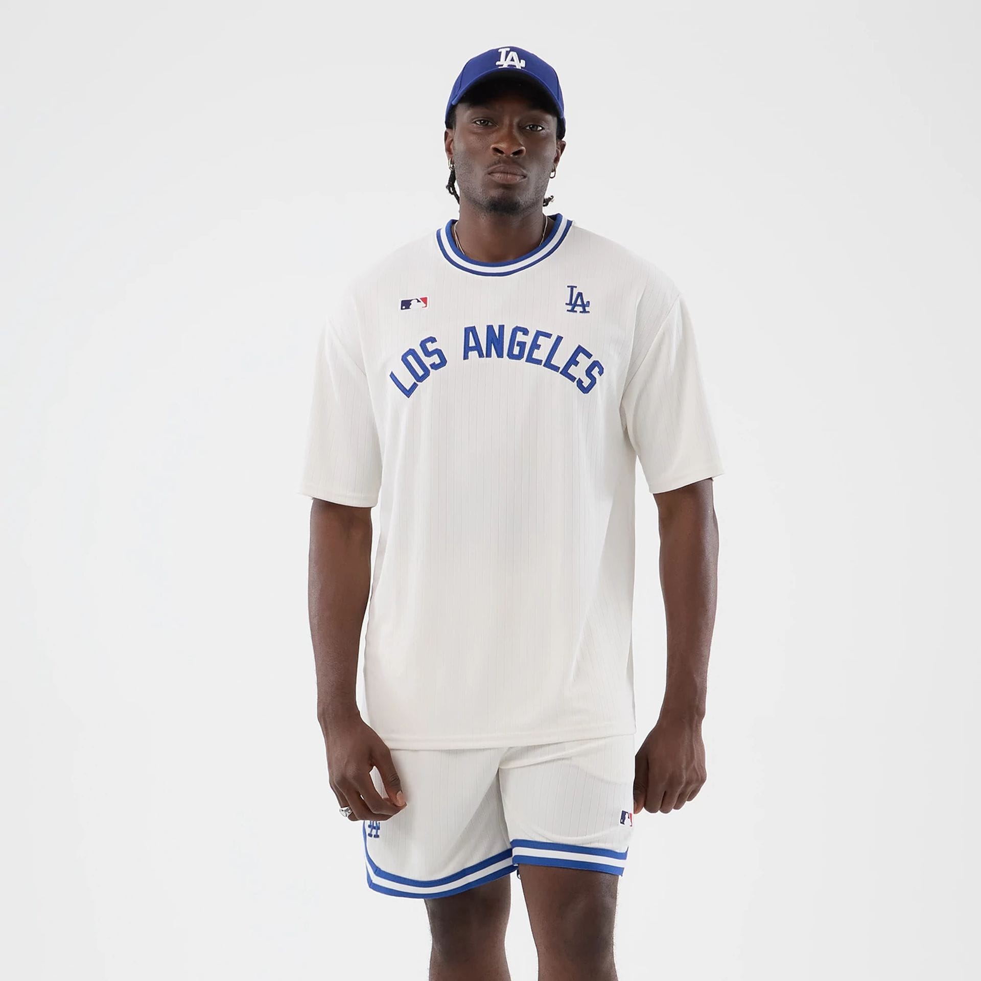 The model is wearing this MLB Arch LA Dodgers Oversized T-Shirt in open white. 1