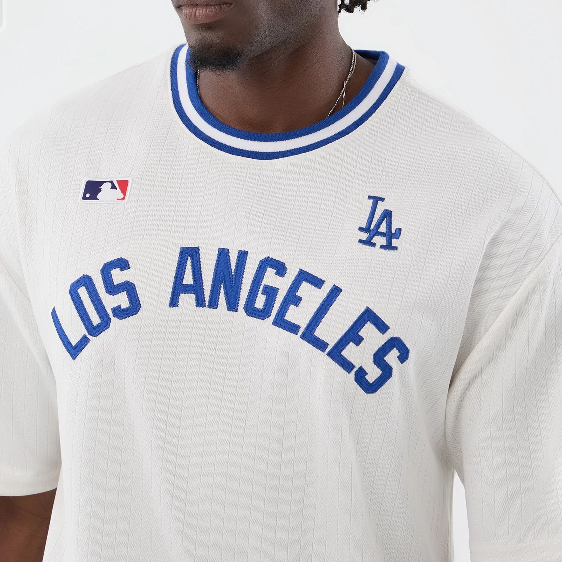 The model is wearing this MLB Arch LA Dodgers Oversized T-Shirt in open white. 4