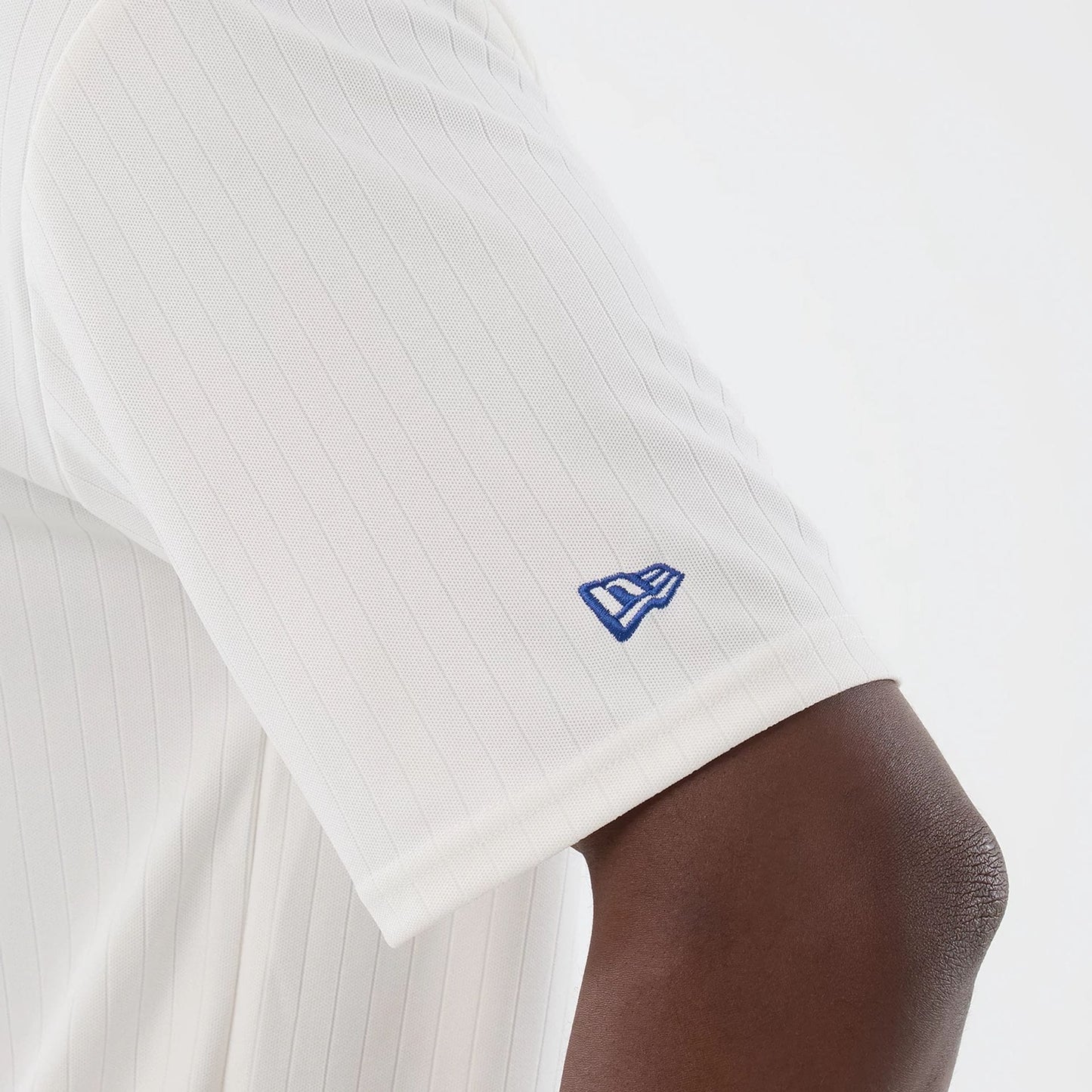 The model is wearing this MLB Arch LA Dodgers Oversized T-Shirt in open white. 5