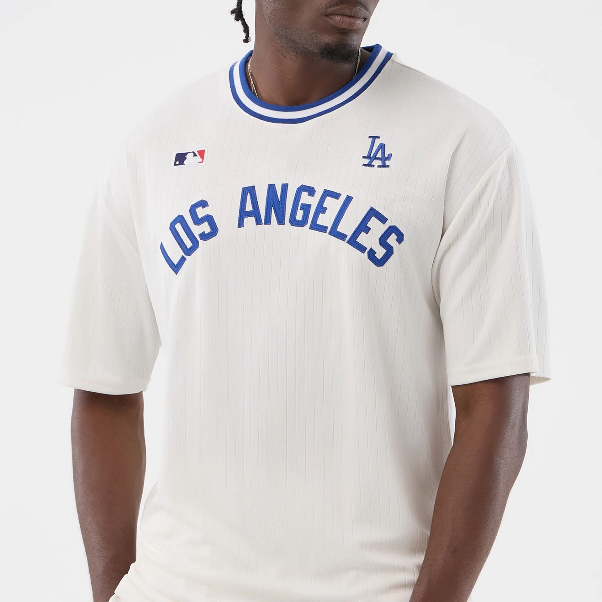 The model is wearing this MLB Arch LA Dodgers Oversized T-Shirt in open white. 6