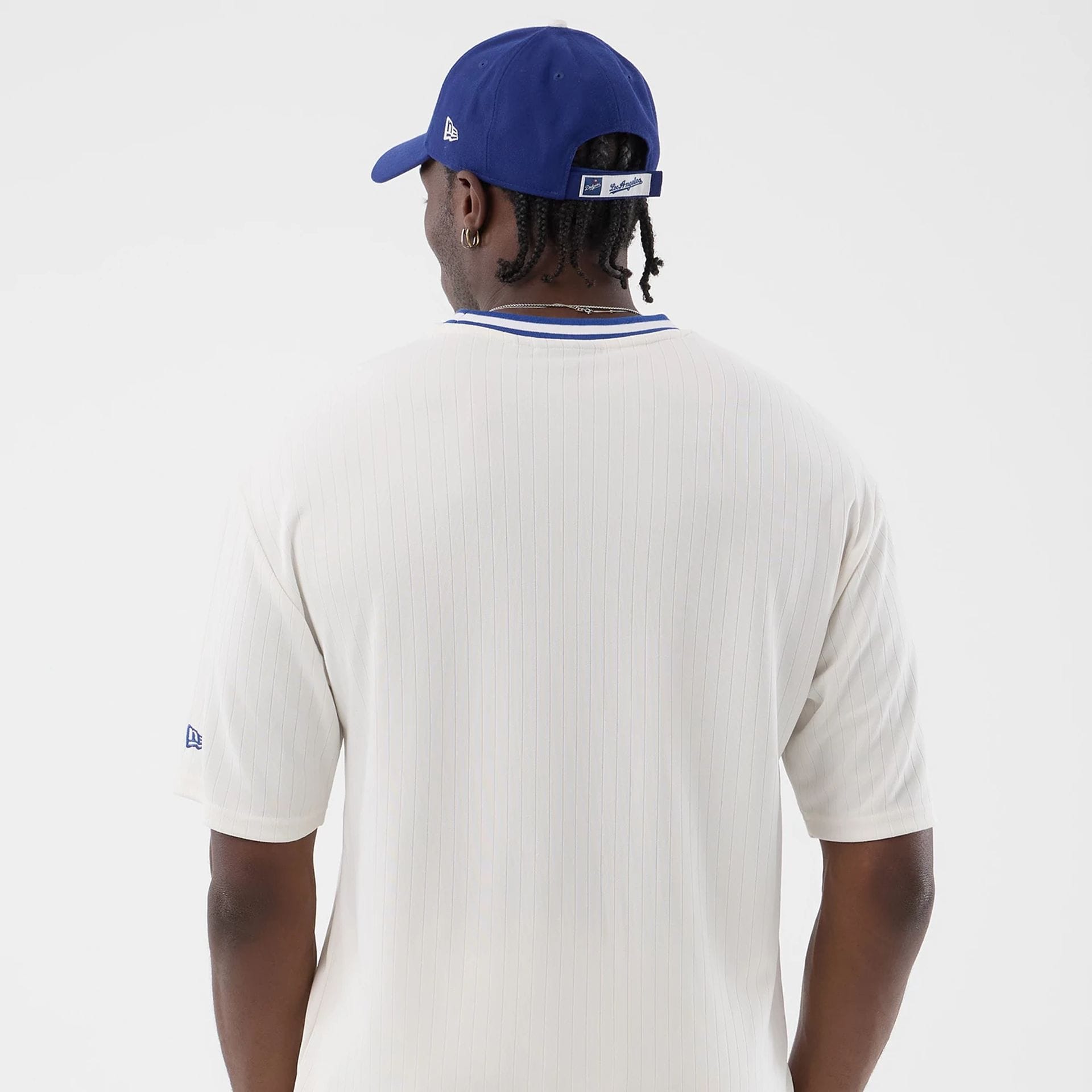 The model is wearing this MLB Arch LA Dodgers Oversized T-Shirt in open white. 7