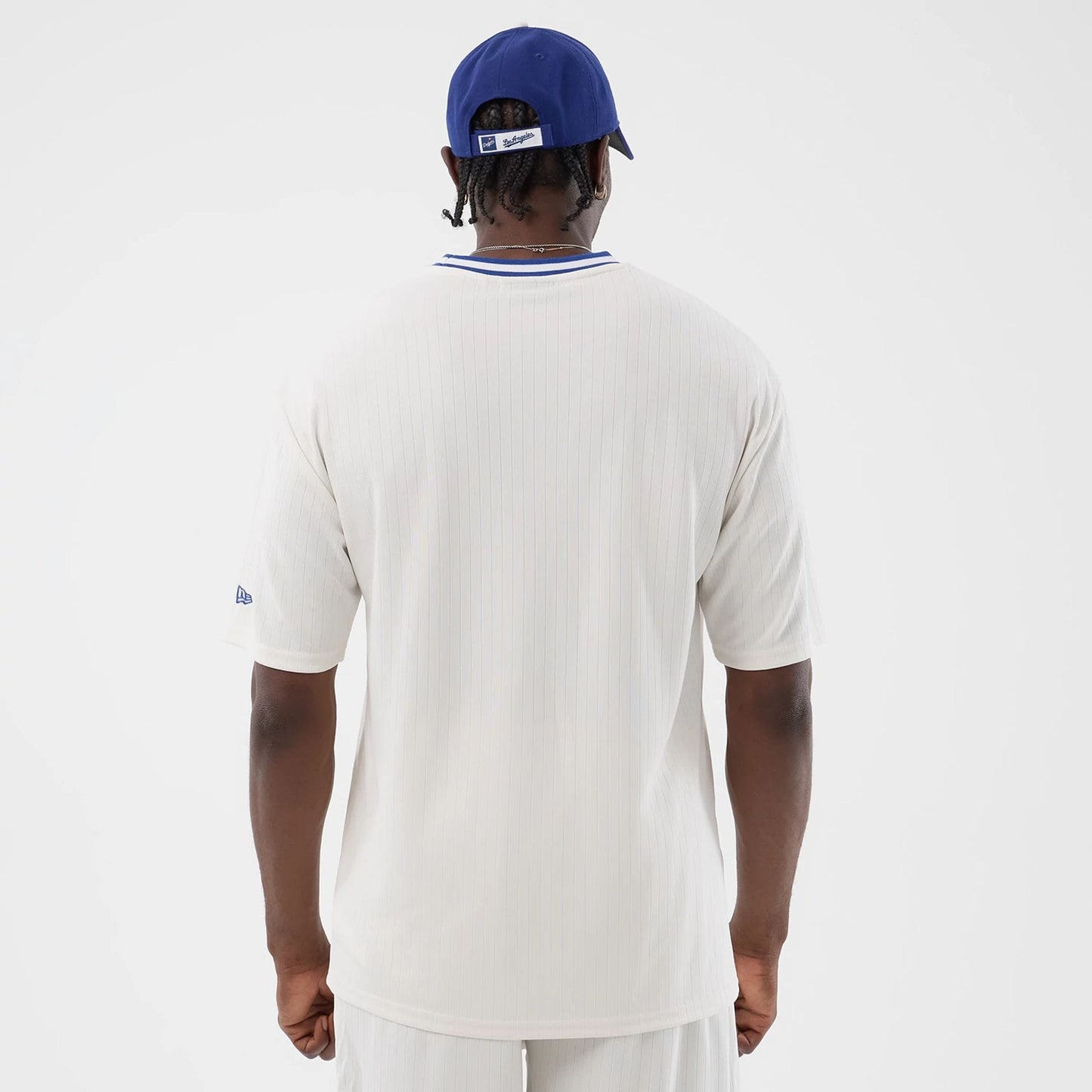 The model is wearing this MLB Arch LA Dodgers Oversized T-Shirt in open white. 2