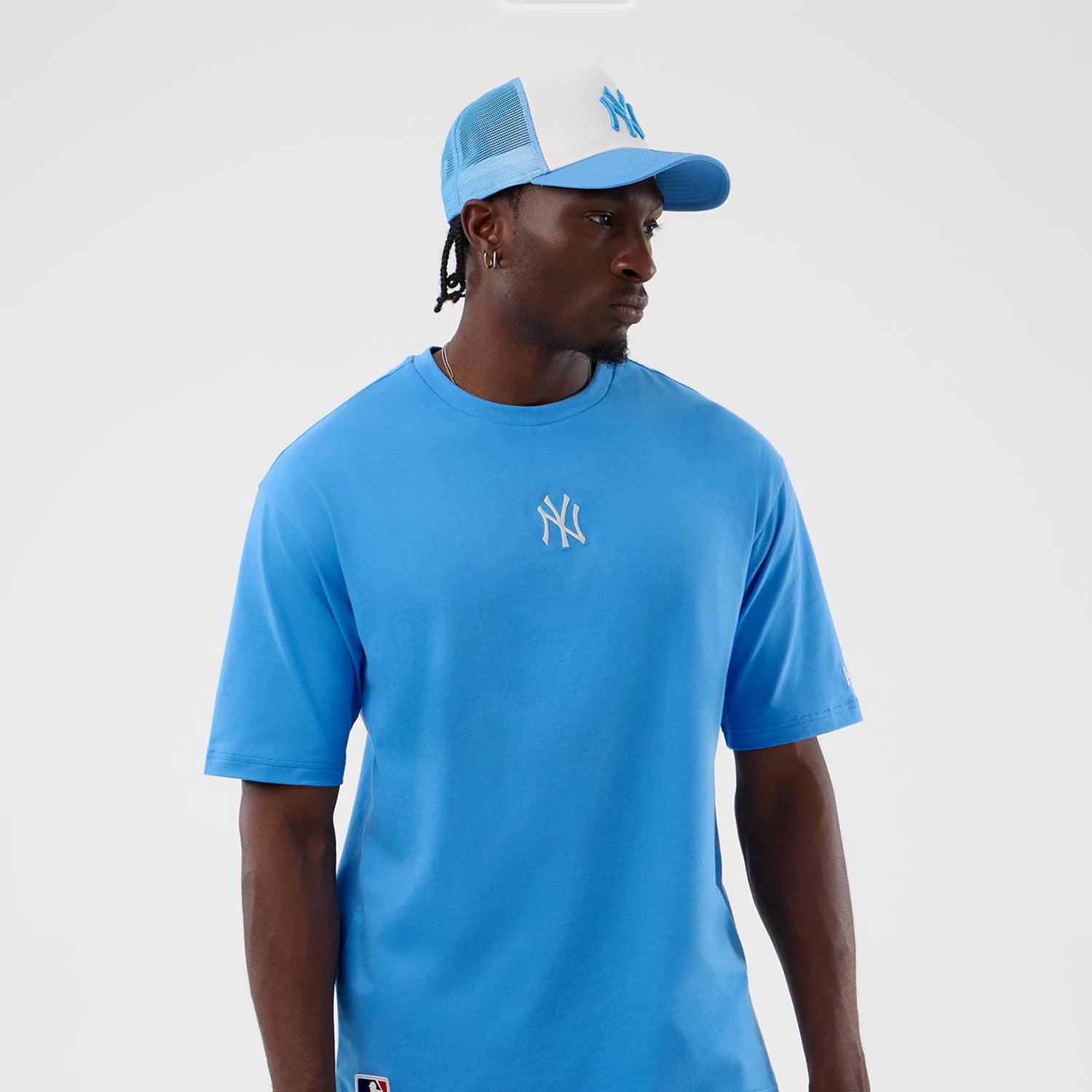 The model is wearing this MLB League Essential New York Yankees Oversized T-Shirt in pastel blue. 3