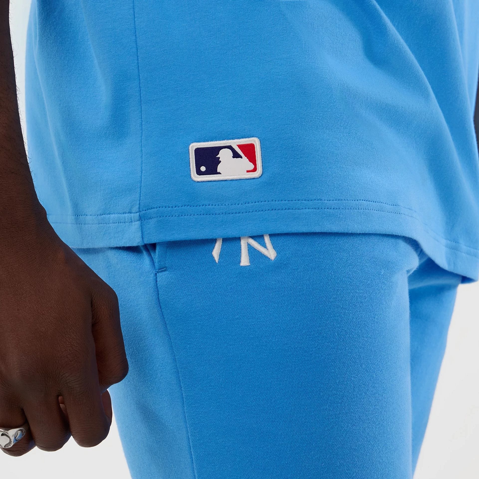 The model is wearing this MLB League Essential New York Yankees Oversized T-Shirt in pastel blue. 6