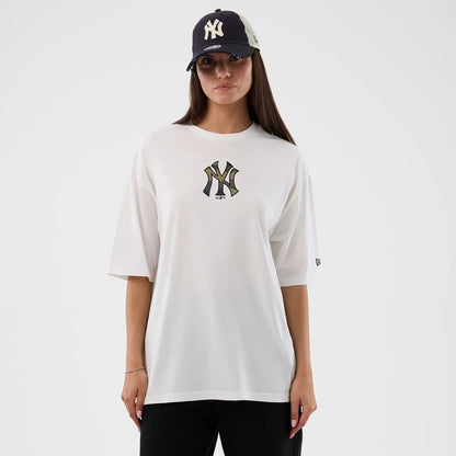 The model is wearing this MLB Infill New York Yankees Oversized T-Shirt in white. 5