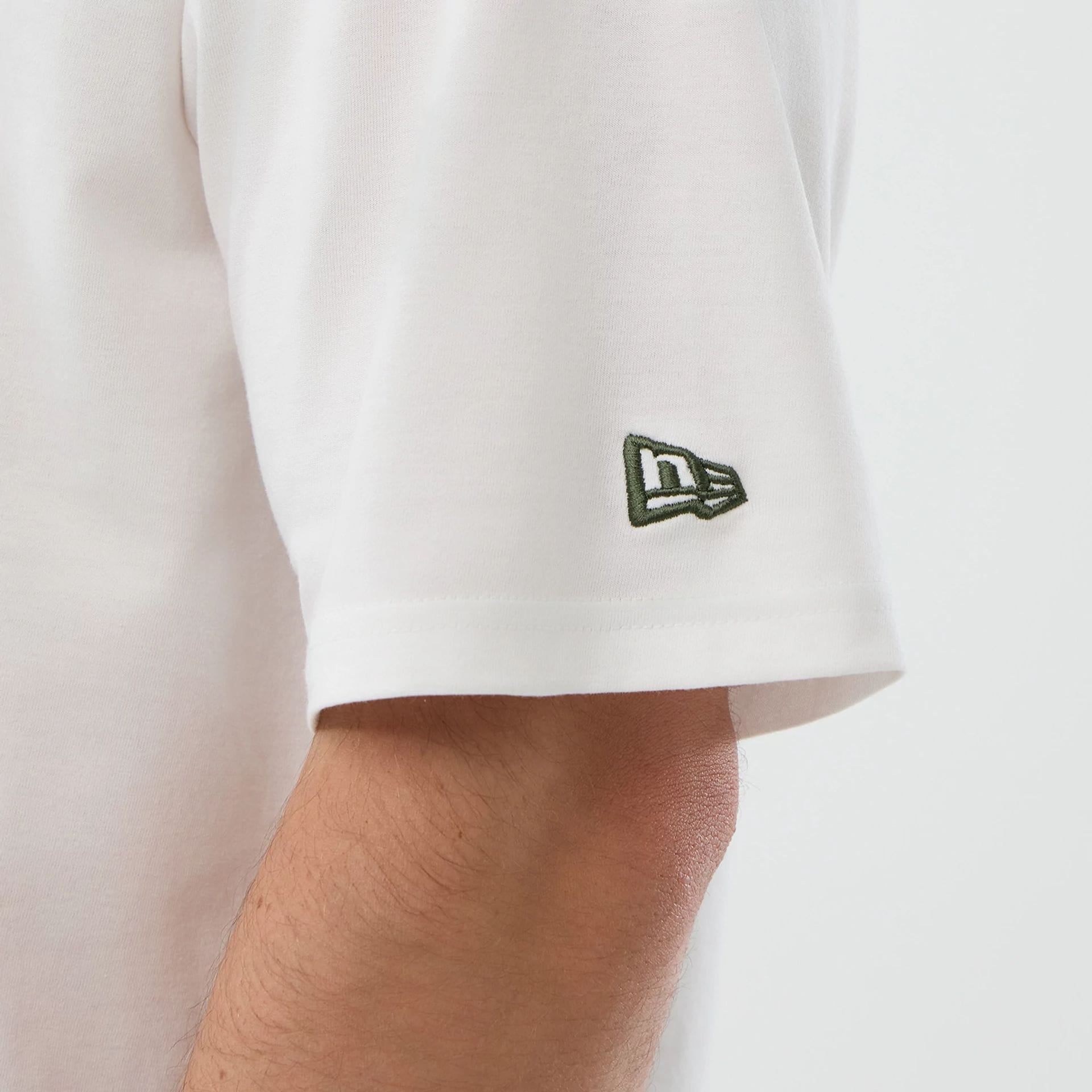 The model is wearing this MLB Infill New York Yankees Oversized T-Shirt in white. 8