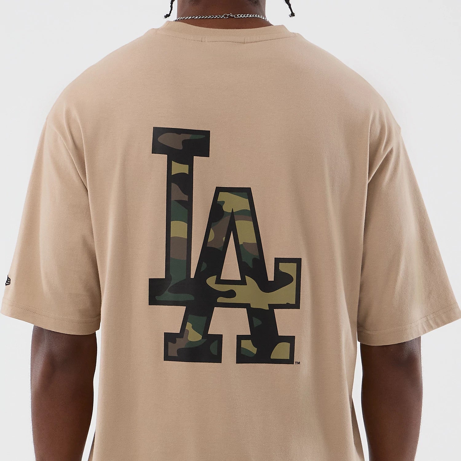 The model is wearing this MLB Infill LA Dodgers Oversized T-Shirt in light beige. 4